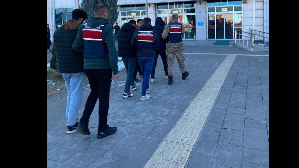 ev ve isyerlerinden hirsizlik yapan 4 kisi tutuklandi gXbXwzIZ