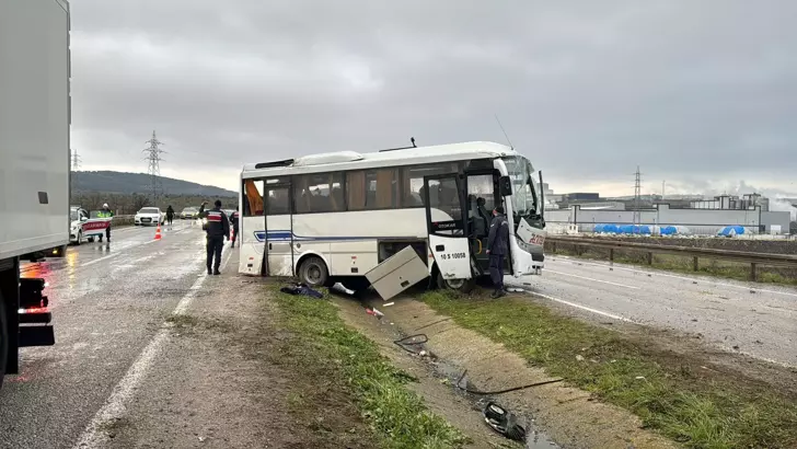 fabrika iscilerini tasiyan midibus takla atti cok sayida yarali var 0 Q9AVaWEs