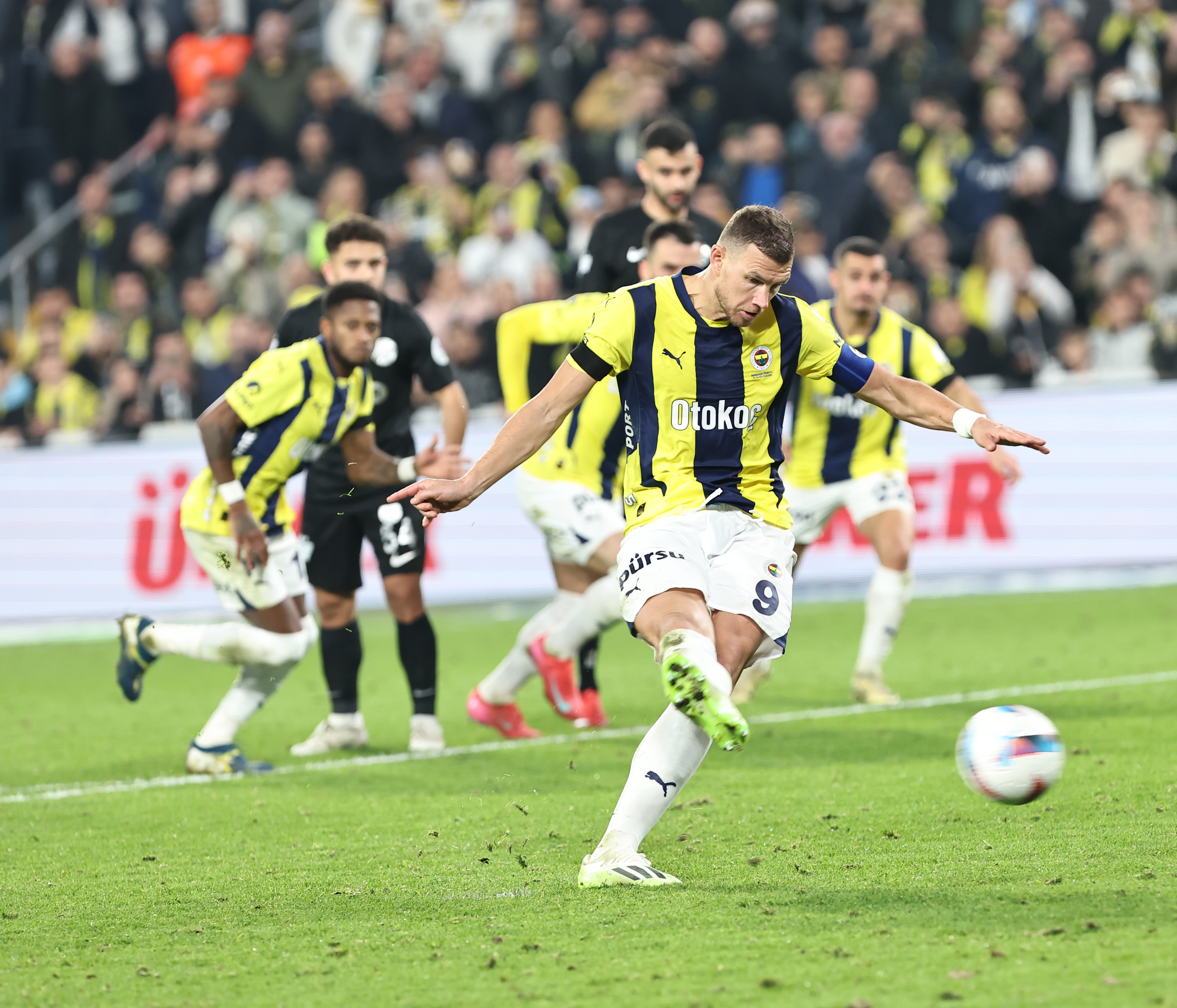 fenerbahce kazansa da oyunu kimse begenmedi hakemi ve mourinhoyu topa tuttular 0 2Jw3yCUc