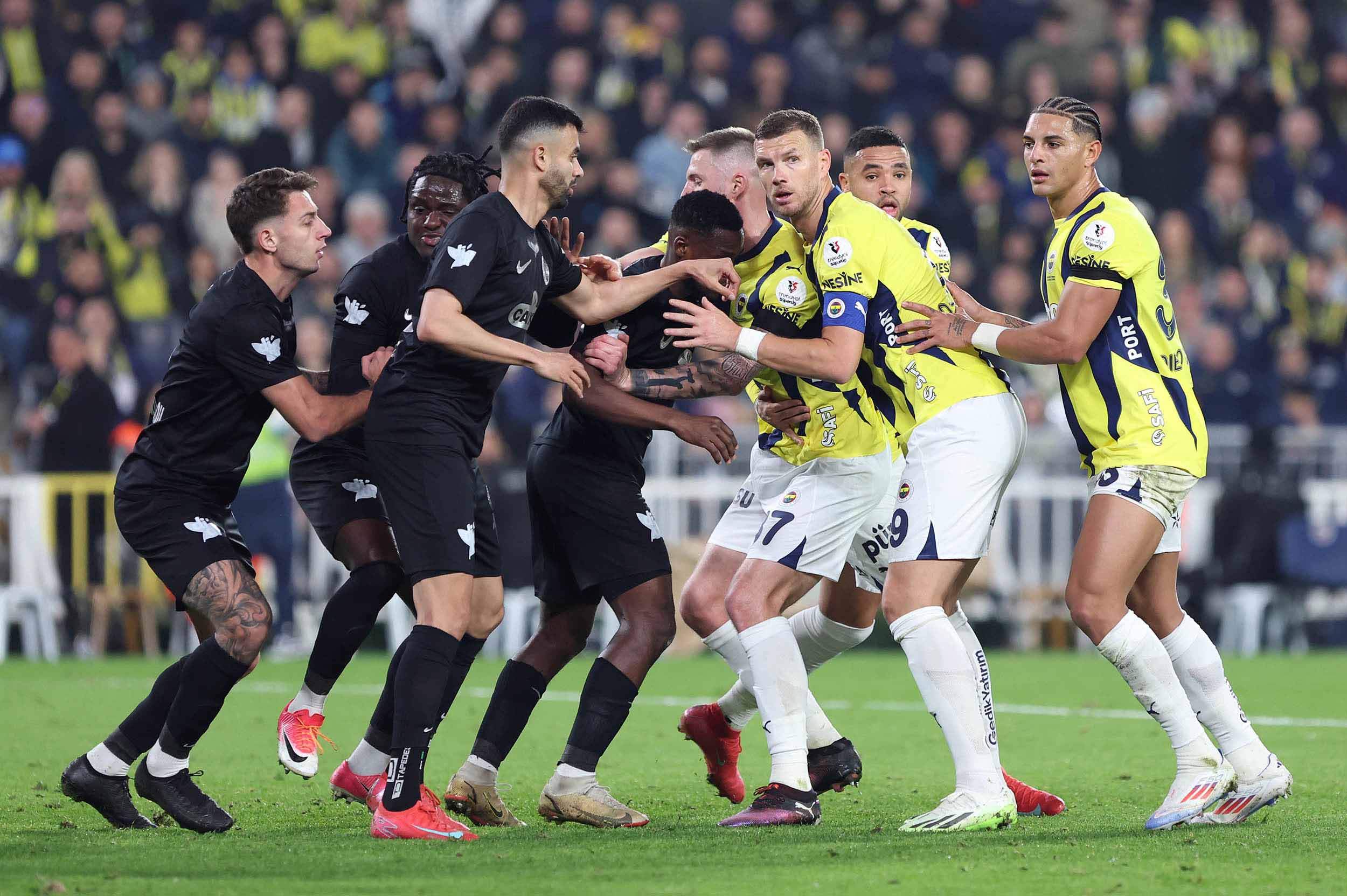 fenerbahce kazansa da oyunu kimse begenmedi hakemi ve mourinhoyu topa tuttular 2 eHAcWdDm