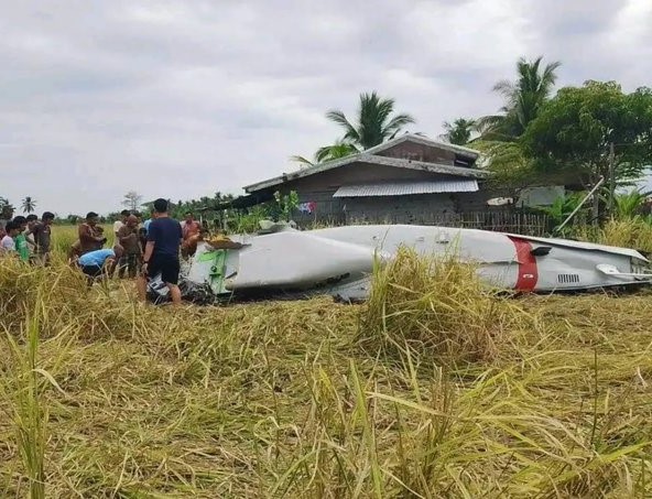 filipinlerde kucuk ucak misir tarlasina cakildi 4 olu 0