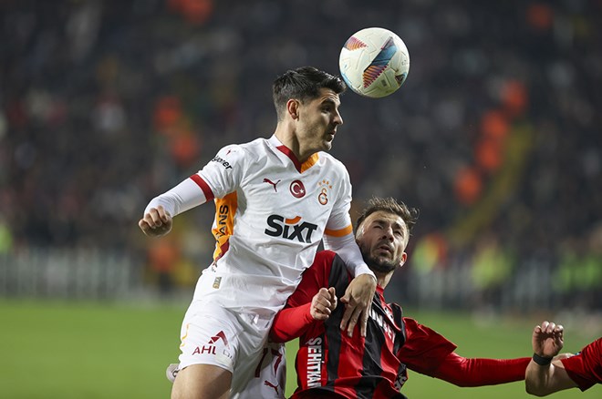 galatasarayin macinda cikmayan kirmizi kartlari tek tek saydilar eski hakemler son noktayi koydu 1 GXFjYEP5