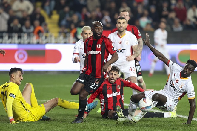 galatasarayin macinda cikmayan kirmizi kartlari tek tek saydilar eski hakemler son noktayi koydu 3 M1nSlVH3