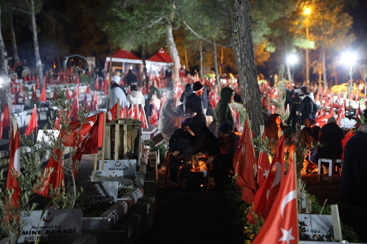 geceye huzun yagdi ikinci yilinda deprem sehitlerimiz dualarla yad edildi 3 cOkGbwNZ