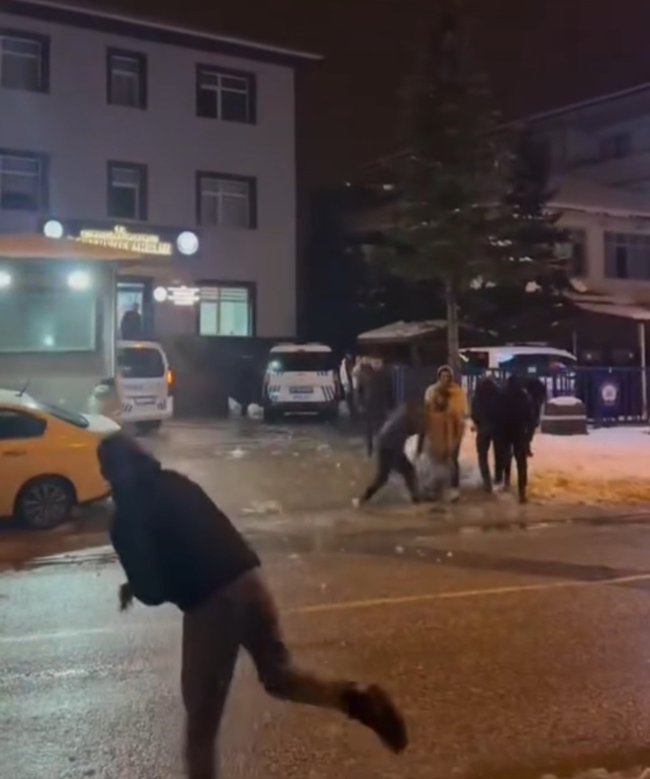 gencler karakolda polislerle kartopu oynadi 0 ctZkPkHj