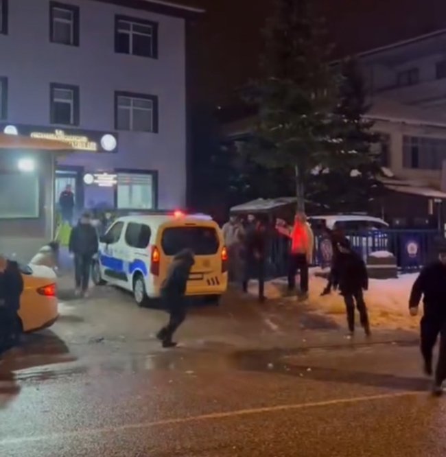 gencler karakolda polislerle kartopu oynadi 1 r7fHBuAr