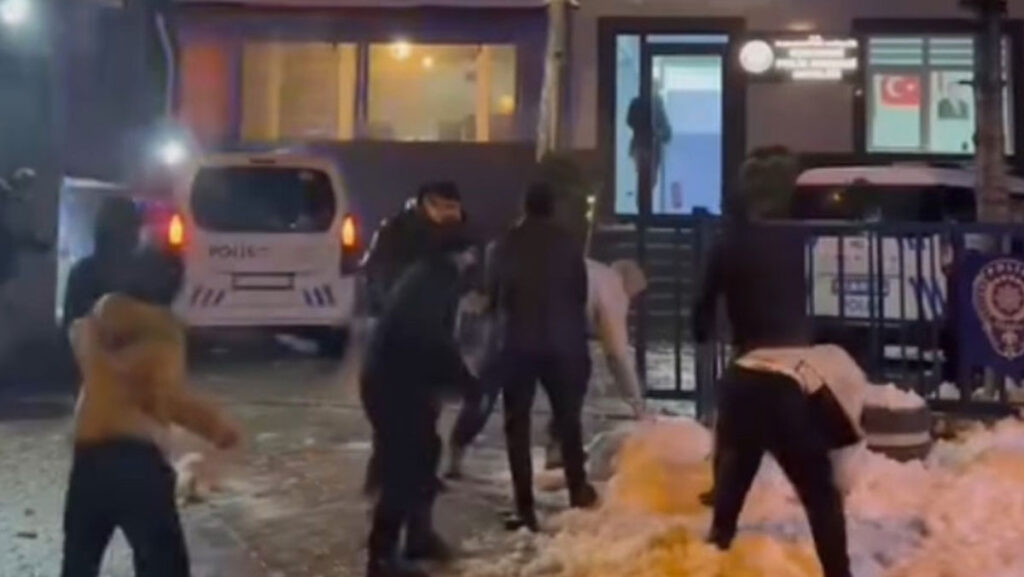 gencler karakolda polislerle kartopu oynadi E92QSm5X
