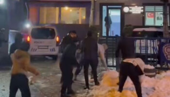 gencler karakolda polislerle kartopu oynadi E92QSm5X