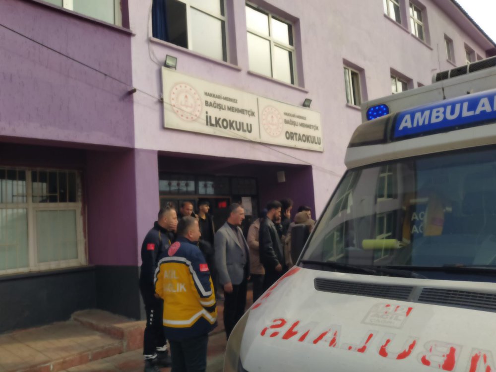 gida zehirlenmesi suphesiyle cok sayida ogrenci hastaneye kaldirildi 0 CVaV5tAJ