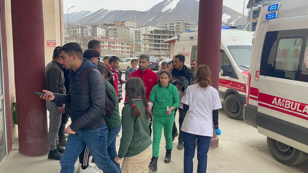 gida zehirlenmesi suphesiyle cok sayida ogrenci hastaneye kaldirildi 1 duu3hlVt