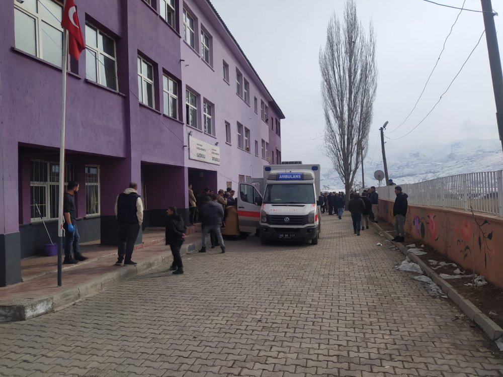 gida zehirlenmesi suphesiyle cok sayida ogrenci hastaneye kaldirildi 3 y6BgWNHG