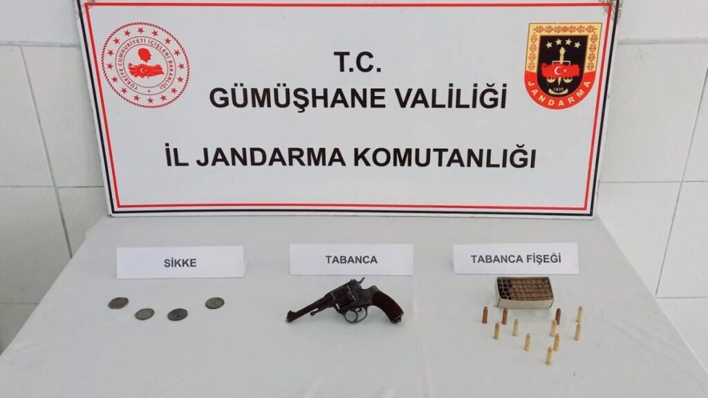 gumushanede ruhsatsiz silah ve sikke ele gecirildi 55KPNUlO