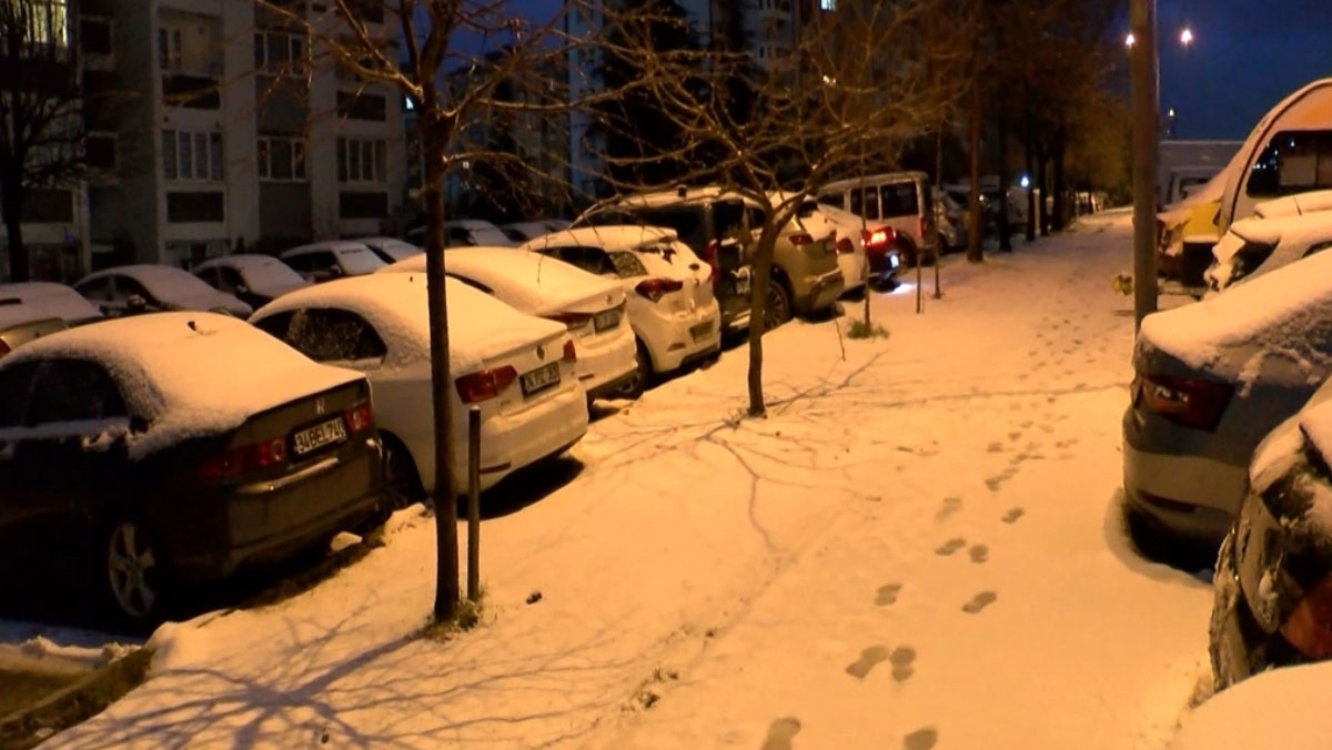 gunlerdir beklenen kar yagisi basaksehirde etkili oldu araclar ilerleyemedi 3 MBssdAFD