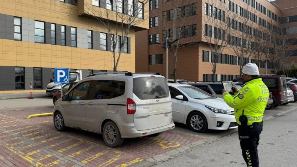 hatali arac park eden 241 surucuye ceza yagdi DNUX3KlE