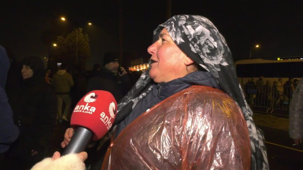 hatayli depremzededen flas sozler makyajli guzel yollar yapildi ya biz her gun toz camur QgiTXZwC