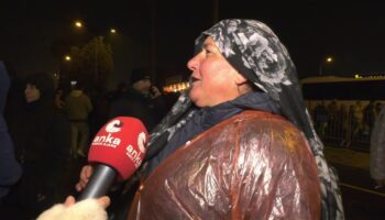 hatayli depremzededen flas sozler makyajli guzel yollar yapildi ya biz her gun toz camur QgiTXZwC