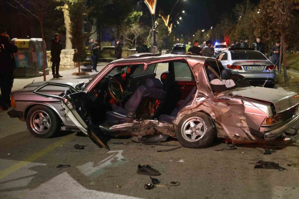 iki aracin carpistigi kazada can pazari yasandi 2 6I8YFrwu