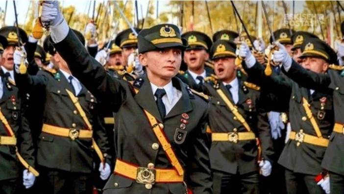 ilber ortaylidan flas tegmenler aciklamasi ayasofyada hutbeyi okuyan elinde kilic tutuyorsa 2