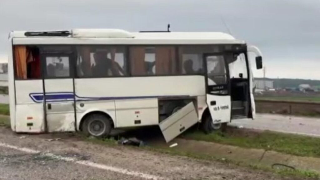 isci servisi kaza yapti yaralilar var Qy5ULahV