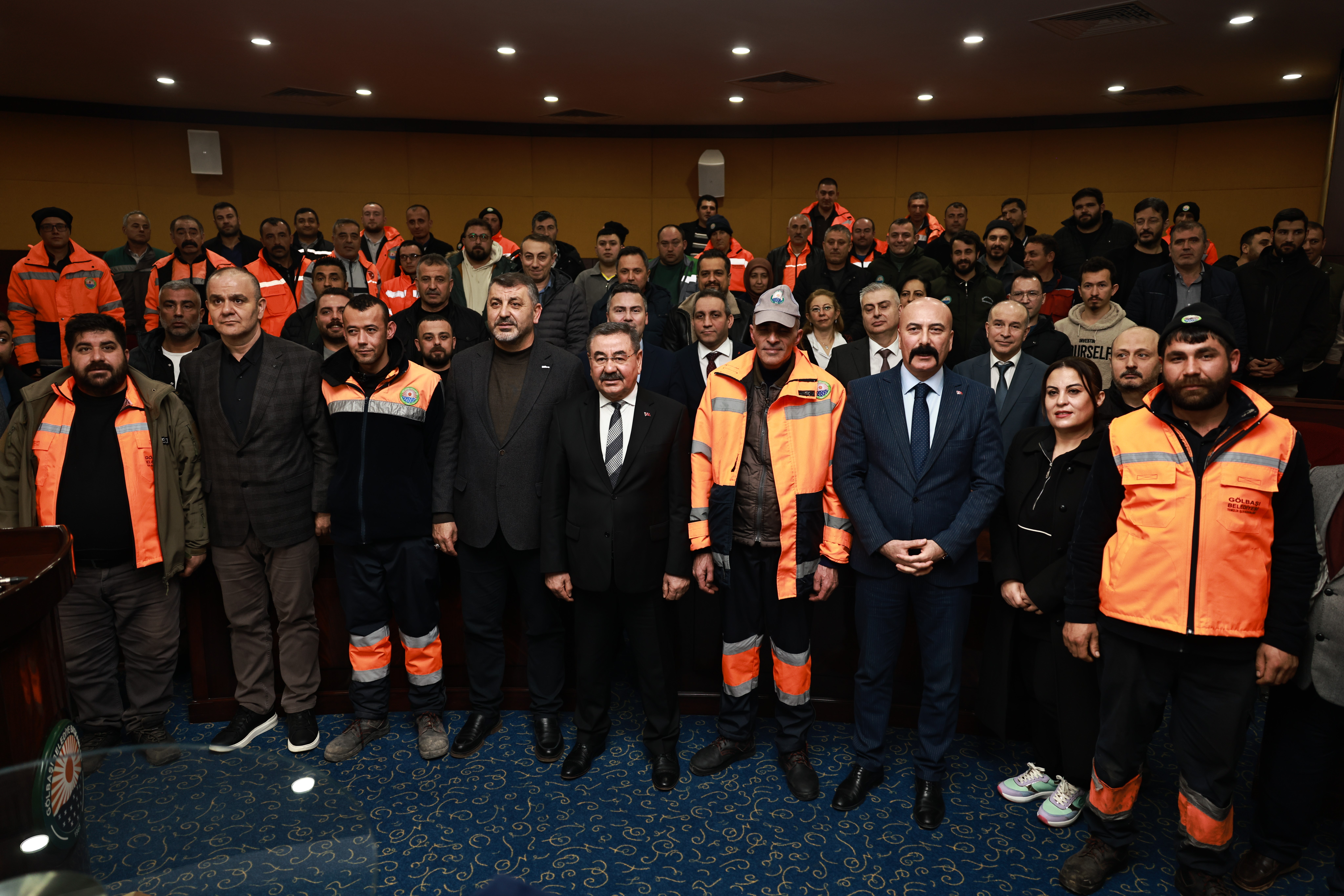 isciler elleri patlayana kadar alkisladi calisanlar elleri patlayana kadar alkisladi 0 n4sMIDuv