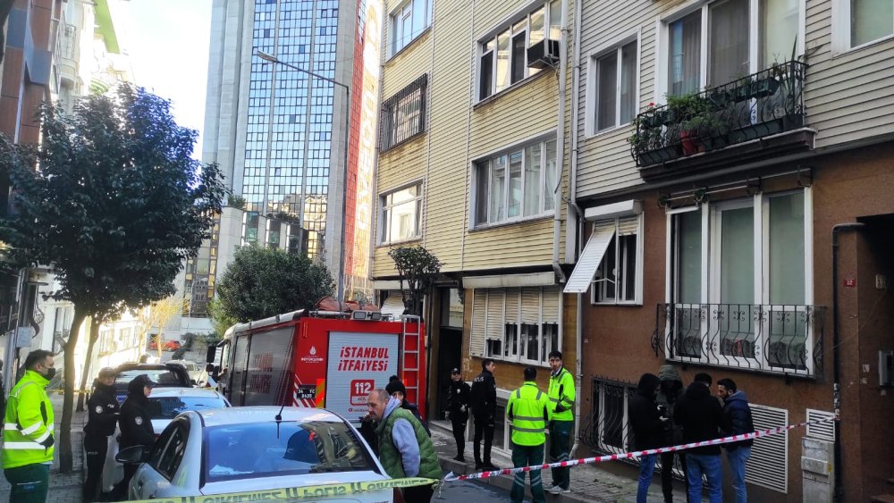 istanbul yangin dehseti yasli kadin alevlerin arasinda can verdi 0