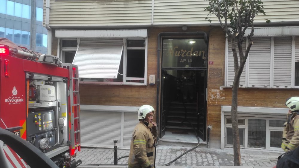 istanbul yangin dehseti yasli kadin alevlerin arasinda can verdi 1 SmnDjRRK