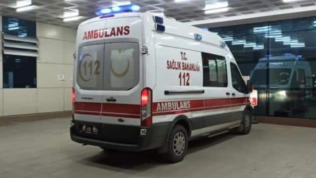 istanbulda celik bariyere carpan minibusun surucusu agir yarali 7tDxPp1B