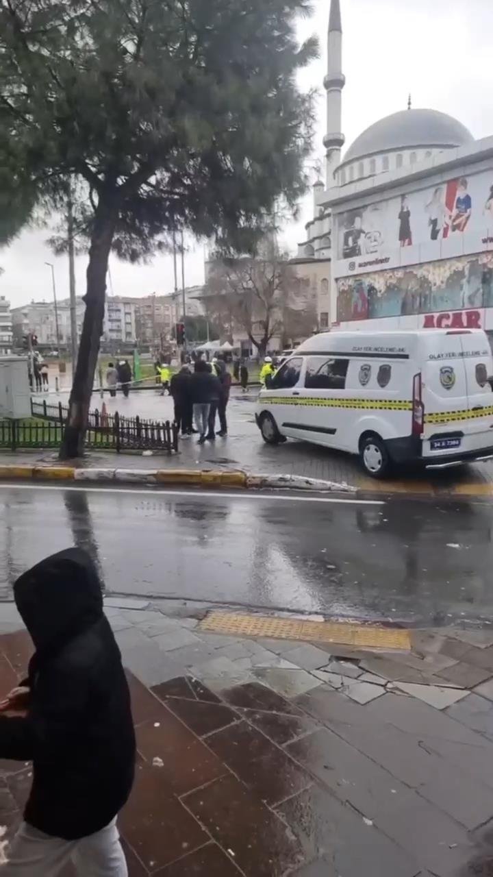 istanbulda dehset polise bicakli saldiri 3 JzJmzUqn