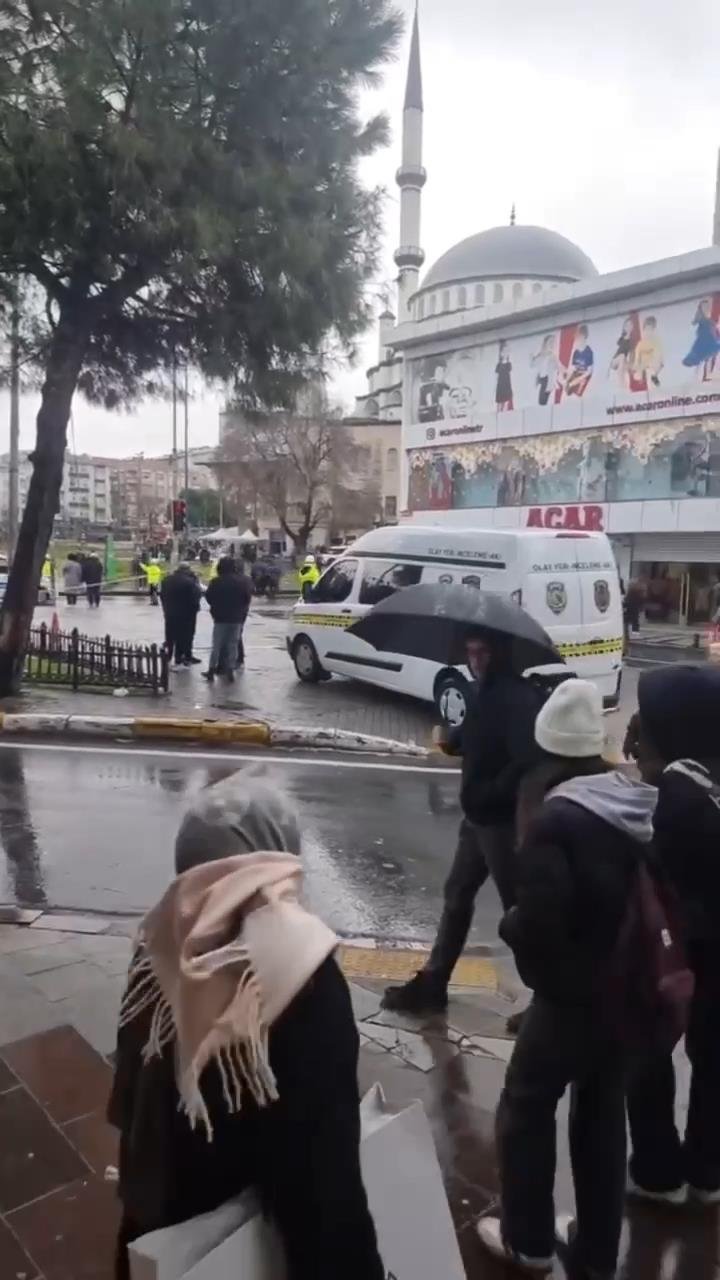 istanbulda dehset polise bicakli saldiri 4 IbwAWvCB