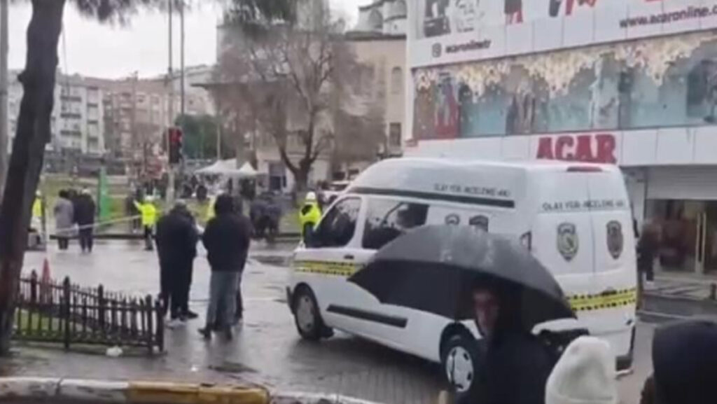 istanbulda dehset polise bicakli saldiri EdgirjzR