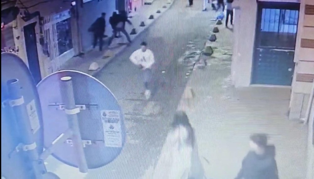 istanbulda ikizini tehdit eden husumetlisini tabanca ile vurdu 1 RKJp66D9