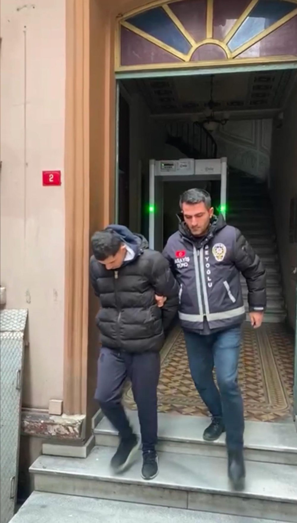 istanbulda ikizini tehdit eden husumetlisini tabanca ile vurdu 4 f7ALLWTV