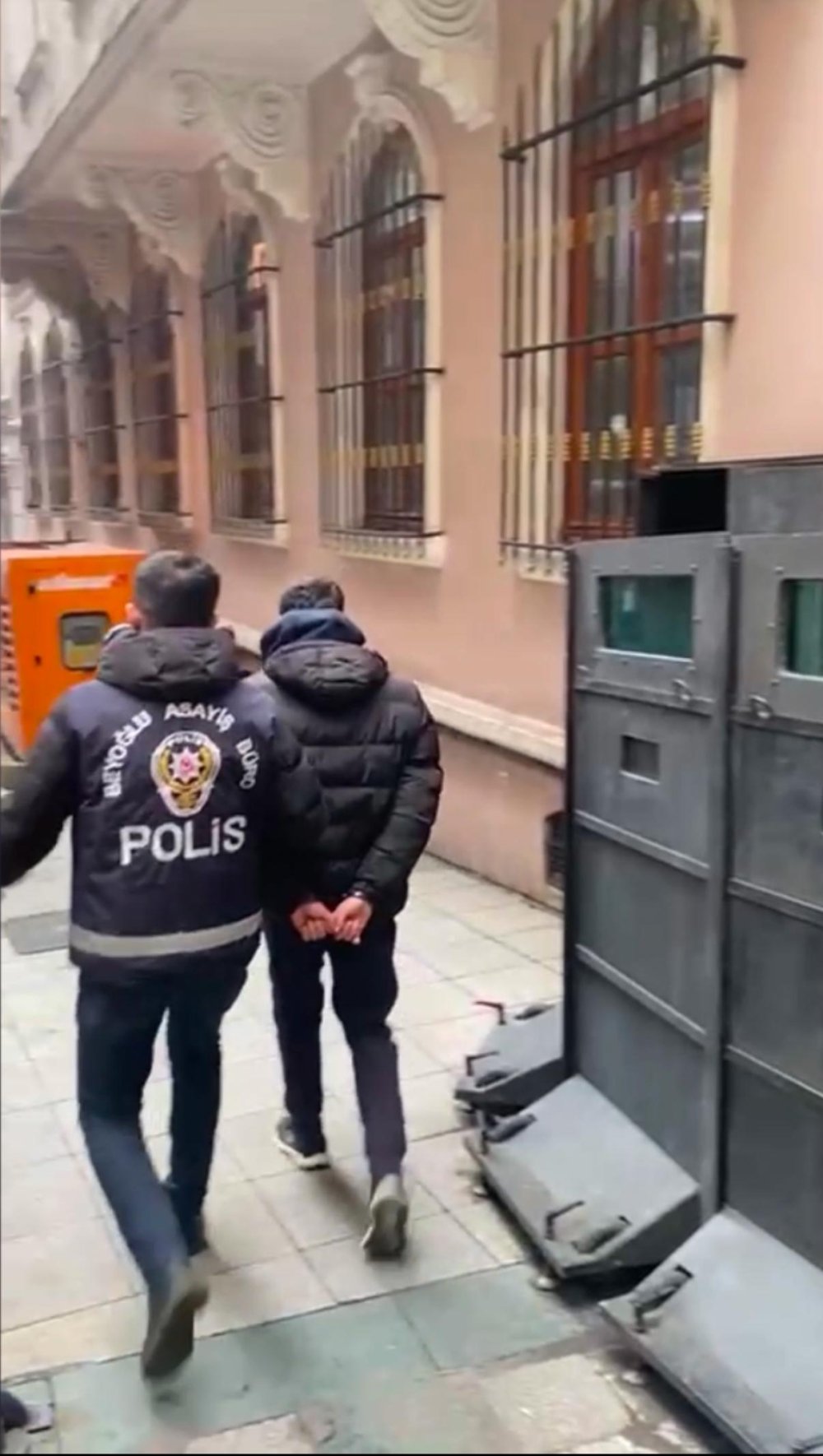 istanbulda ikizini tehdit eden husumetlisini tabanca ile vurdu 5 HOkWO2GD