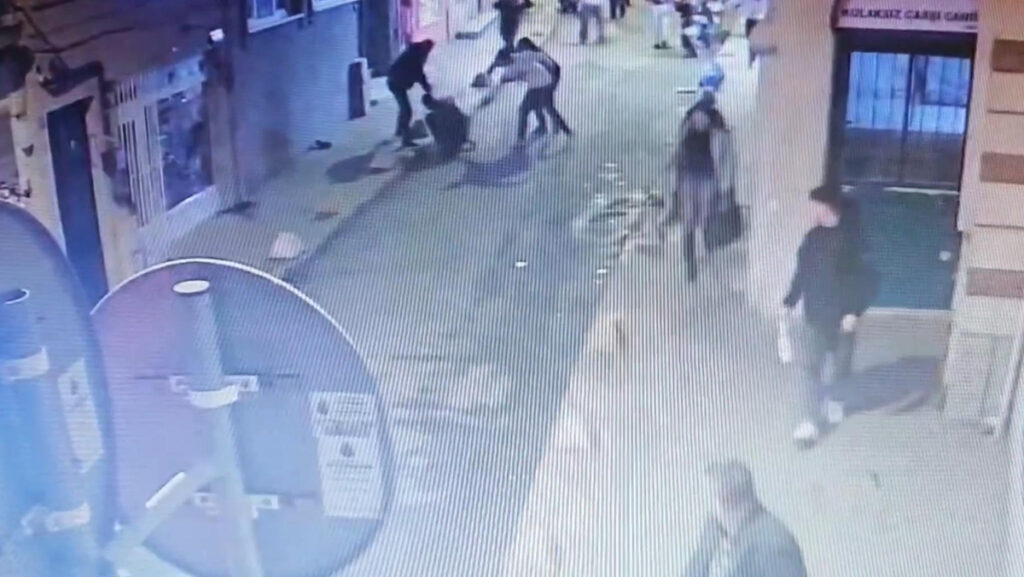 istanbulda ikizini tehdit eden husumetlisini tabanca ile vurdu jtSUABbm