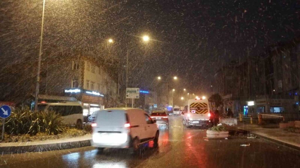 istanbulda kar yagisi etkili oldu Btl96S8N