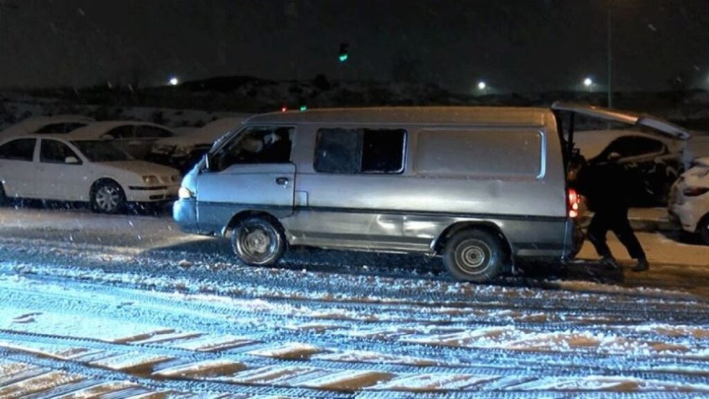 istanbulda kar yagisi etkili oldu araclar yolda kaldi sgOOW9FK