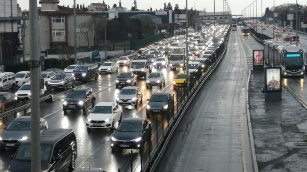 istanbulda kar yagisi trafigi kilitledi qrkVfakk