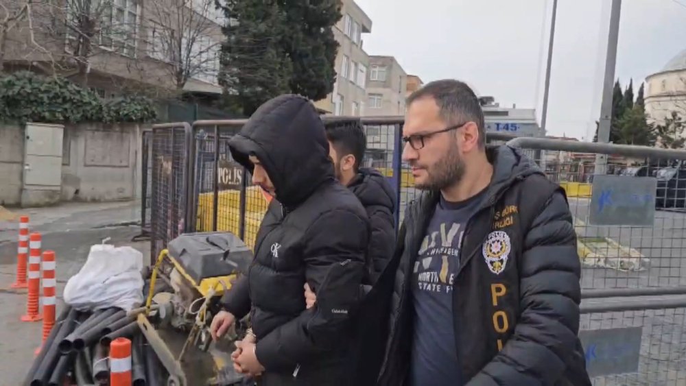 istanbulda korkunc anlar arkadasina yeni silahini gosteriyordu tabanca patladi 2 pVVEkIpf