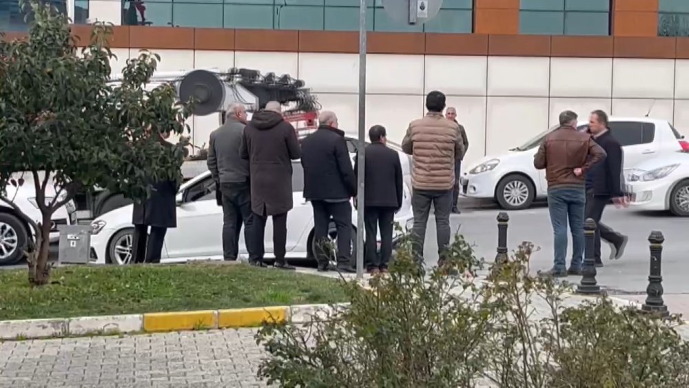 istanbulda korkunc anlar arkadasina yeni silahini gosteriyordu tabanca patladi 4 igTdk1pc