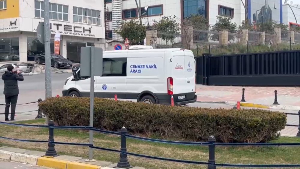 istanbulda korkunc anlar arkadasina yeni silahini gosteriyordu tabanca patladi 5 XWB5NVXl