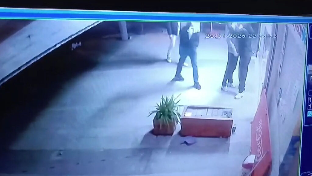 istanbulda korkunc anlar arkadasina yeni silahini gosteriyordu tabanca patladi npv1siGj