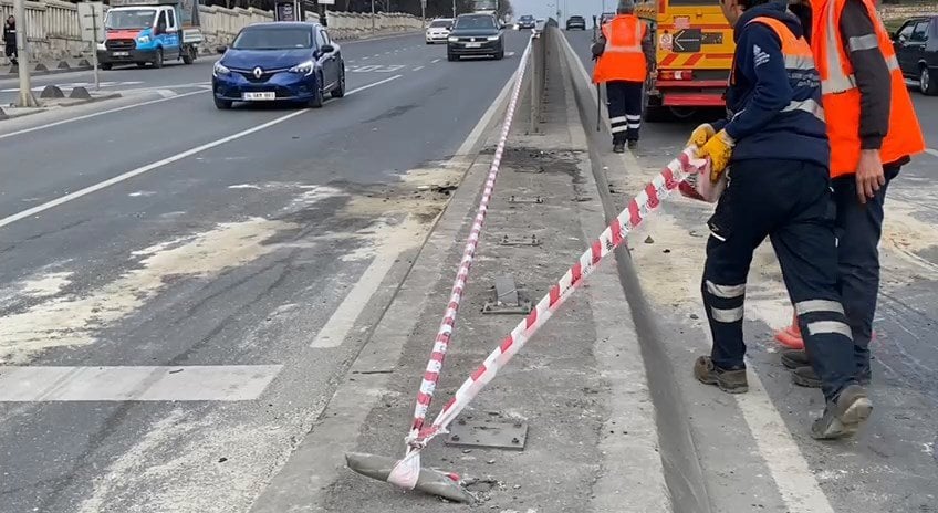 istanbulda minibus bariyere carparak durabildi 0
