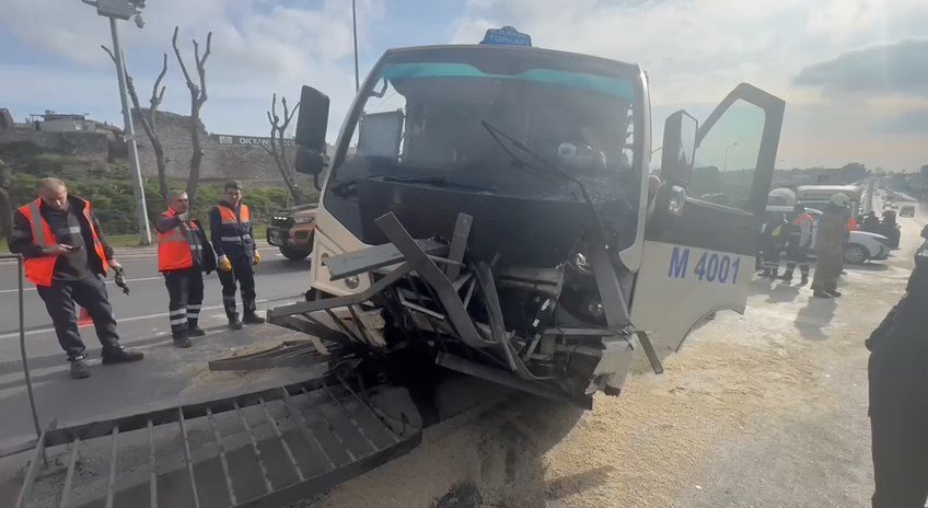 istanbulda minibus bariyere carparak durabildi 1 9YeH1gyr