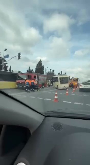 istanbulda minibus bariyere carparak durabildi 4 Xm3lUa17