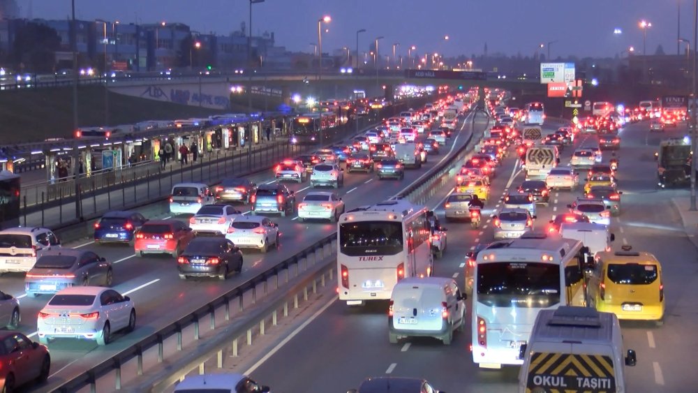 istanbulda okullarin acilmasiyla trafik yogunlugu artti 0 5a213DGO