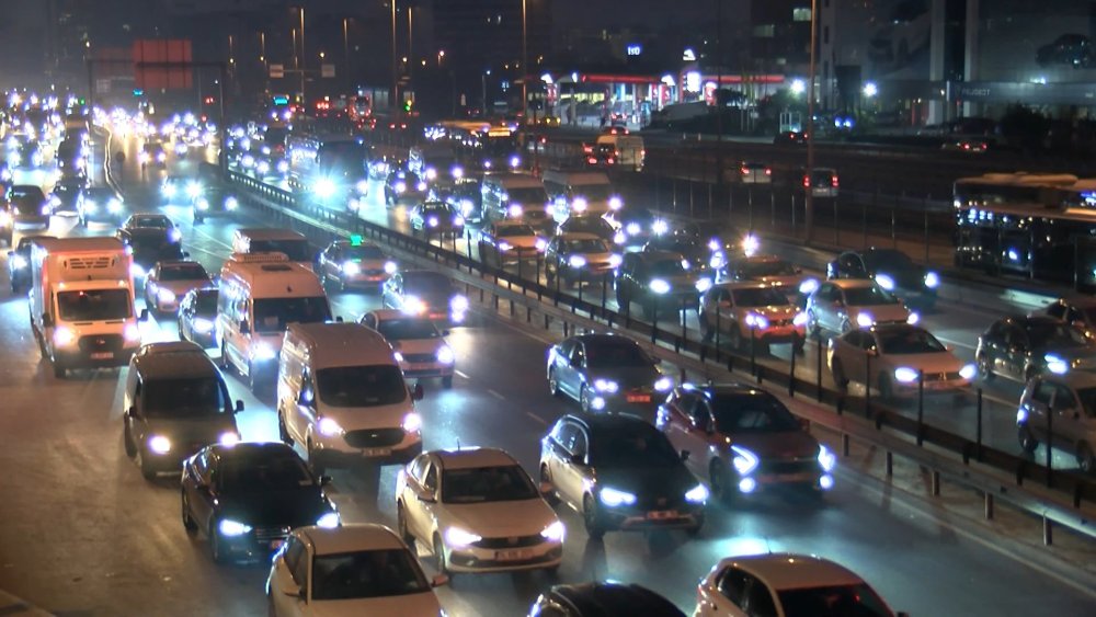 istanbulda okullarin acilmasiyla trafik yogunlugu artti 1 mMUnVONZ