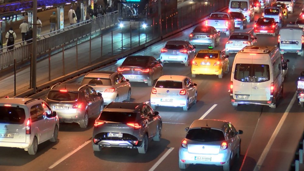 istanbulda okullarin acilmasiyla trafik yogunlugu artti 2
