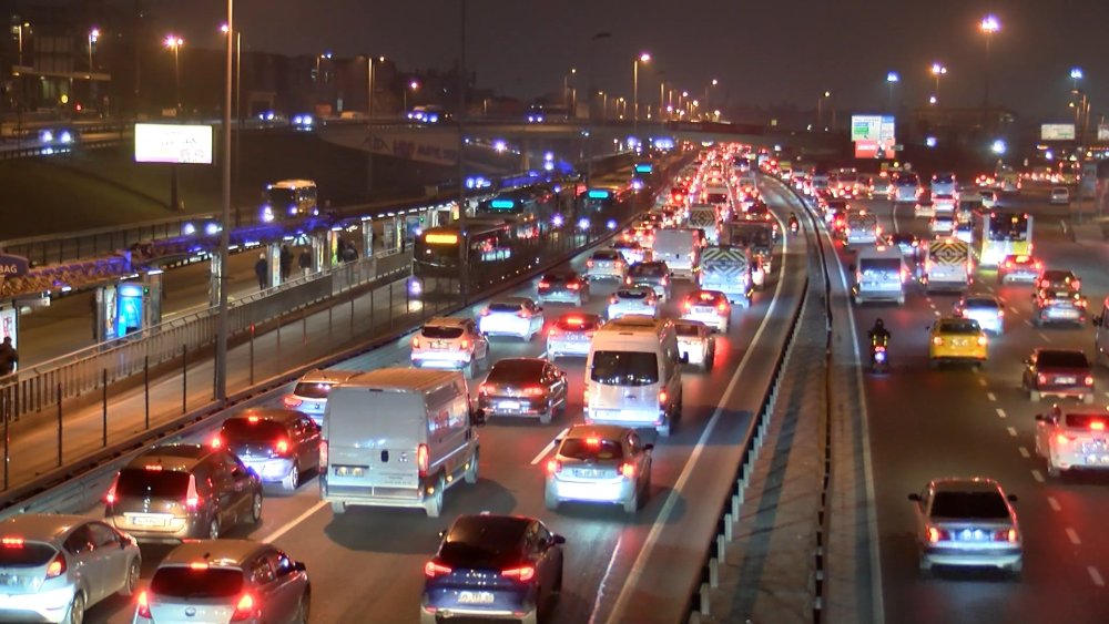 istanbulda okullarin acilmasiyla trafik yogunlugu artti 3 yfpHj6S8