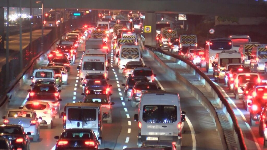 istanbulda okullarin acilmasiyla trafik yogunlugu artti 63Yd3Yi9
