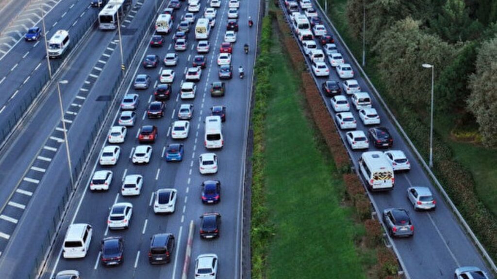 istanbulda trafik yogunlugu araclar guclukle ilerleyebildi ndW3ElfT